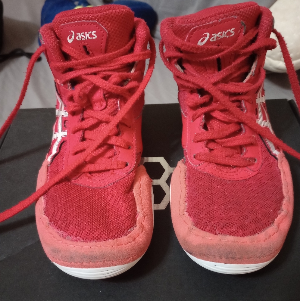 Boys Red, Size 1 Asics Matflex 2 Wrestling Shoes